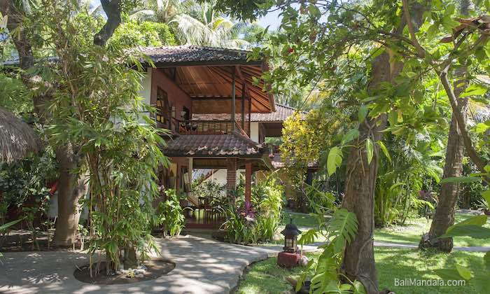 Zweistöckiger Bali-Mandala-Bungalow inmitten tropischer Gärten mit Gartenweg