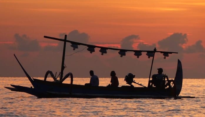 Delfinausflug am Morgen auf einem traditionellen Fischerboot vor dem Bali Mandala