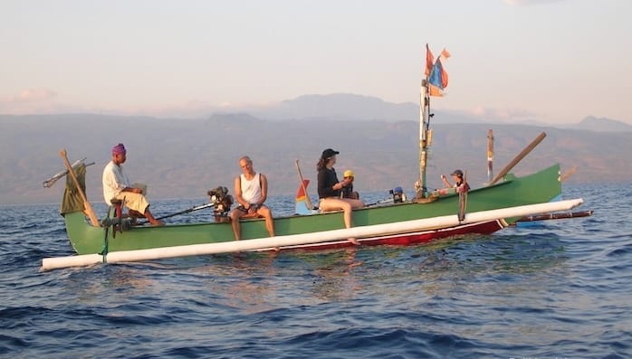 Delfinausflug bei Sonnenaufgang auf einem traditionellen Fischerboot vor dem Bali Mandala