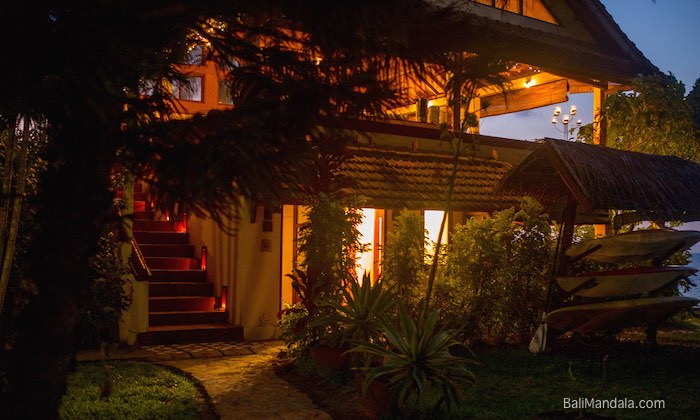 Das Bali-Mandala-Restaurant im warmen Abendlicht, umgeben von Palmen